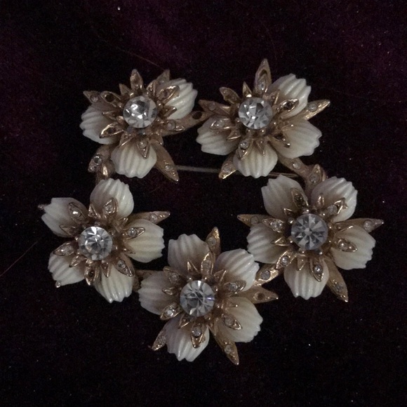 Vintage Gold, Cream & Rhinestone Floral Brooch. - Picture 2 of 4